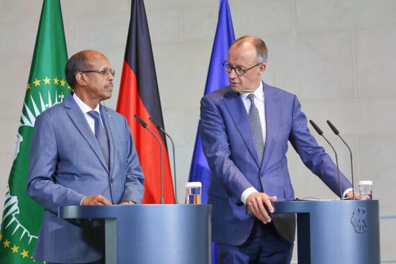 Bundeskanzler Merz und Jussuf diskutieren über Freihandel und Zusammenarbeit zwischen Europa und Afrika.