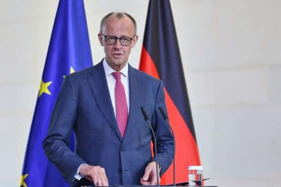 Friedrich Merz spricht zur maritimen Wirtschaft auf einer Konferenz in Emden.