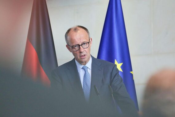Friedrich Merz spricht über steuerfreie Entlastungsprämie für Arbeitnehmer, diskutiert mit irischem Regierungschef.