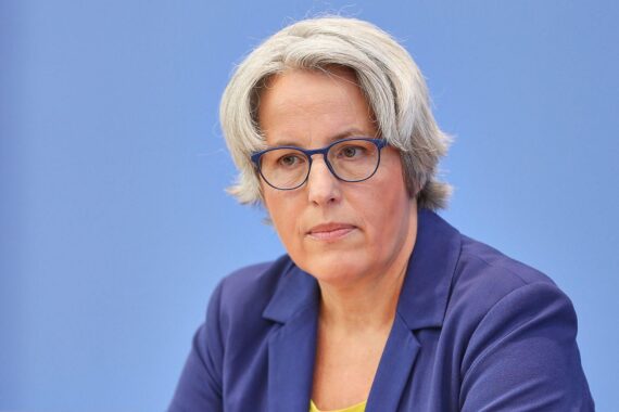 Kerstin Claus bei Pressekonferenz, besorgt über steigende Zahlen sexuellen Missbrauchs von Kindern.