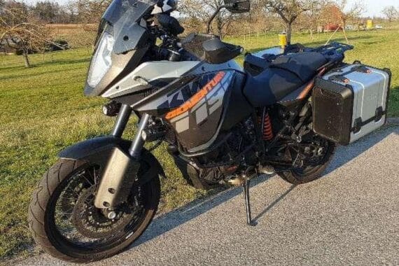 Ein gestohlenes Motorrad, eine KTM 1190 Adventure, vor urbanem Hintergrund in Hannover.