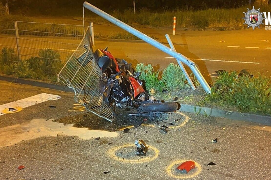 Motorradfahrer prallt gegen Ampelanlage und wird schwer verletzt
