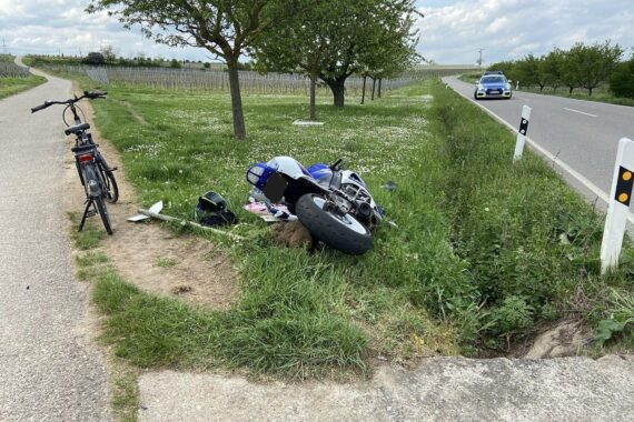 Motorradunfall: Verletzte Personen, Polizeiuntersuchung, beschädigte Fahrzeuge auf der L454 in Laumersheim.