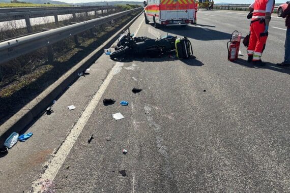 Vollsperrung der Autobahn nach Motorradunfall, Einsatz von Rettungskräften, Verkehrsstau sichtbar.