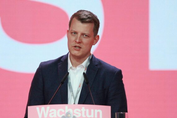 Henning Höne bei der Wiederwahl als FDP-Landesvorsitzender in Duisburg, unterstützt von Delegierten.