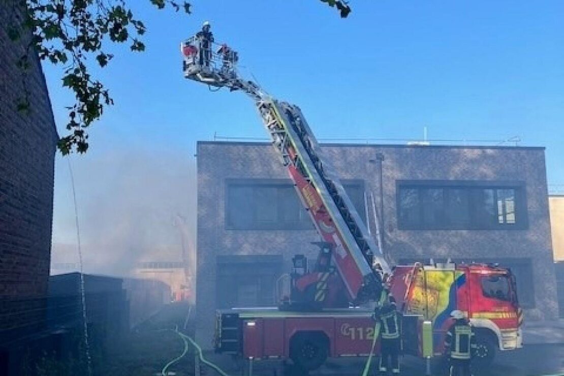 Nachlöscharbeiten nach Großbrand in Mülheim an der Ruhr dauern an