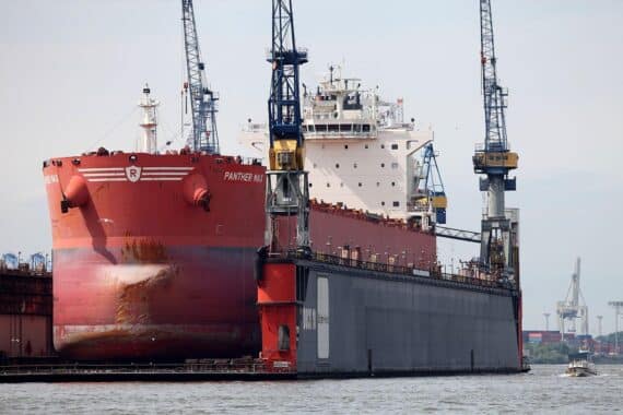 Schiff in Werft symbolisiert maritime Konferenz für Sicherheit und Zukunftstechnologien in Deutschland.