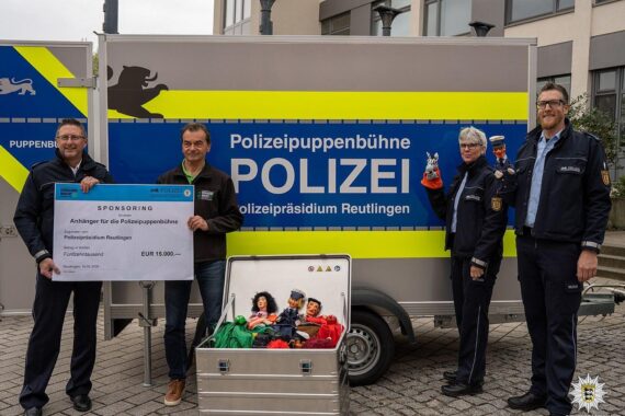 Übergabe des neuen Anhängers für die Verkehrspuppenbühne der Polizei in Reutlingen.