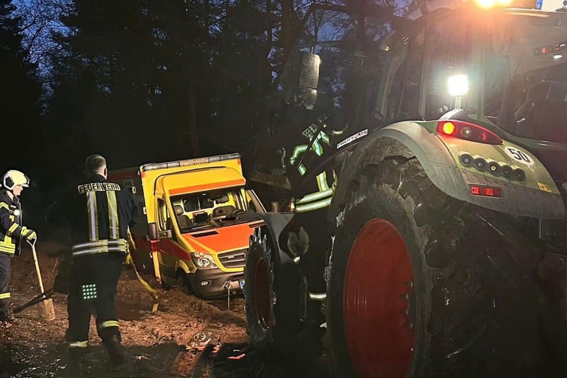 Notarztwagen in Aurich-Wiesens aus Matsch befreit