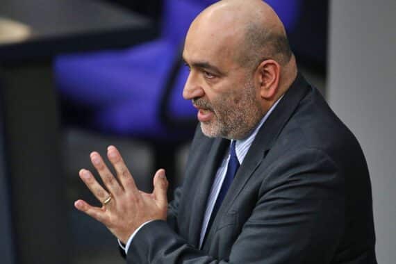 Omid Nouripour fordert Unterstützung für die Ukraine während deutscher Regierungskonsultationen in Berlin.