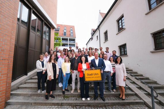Oberbürgermeister Ansbacher im Gespräch mit Mitarbeitern der Abteilung Personal und Organisation in Ulm.