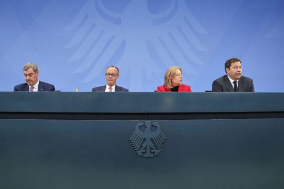 Pressekonferenz zu Wirtschaftsentlastungen: Regierung, Ökonomen und Politiker diskutieren Maßnahmen und Kritiken.
