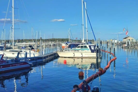 Feuerwehr entfernt Ölaustritt im Konstanzer Hafen, schützt Bodensee mit Ölsperren und Vlies.