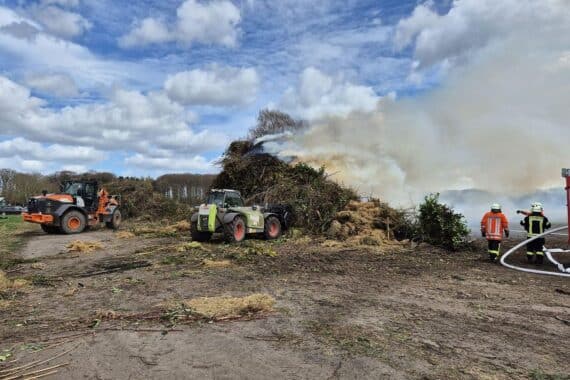 Osterfeuer brennt vorzeitig, Feuerwehr bekämpft Flammen und sichert Veranstaltungsort.