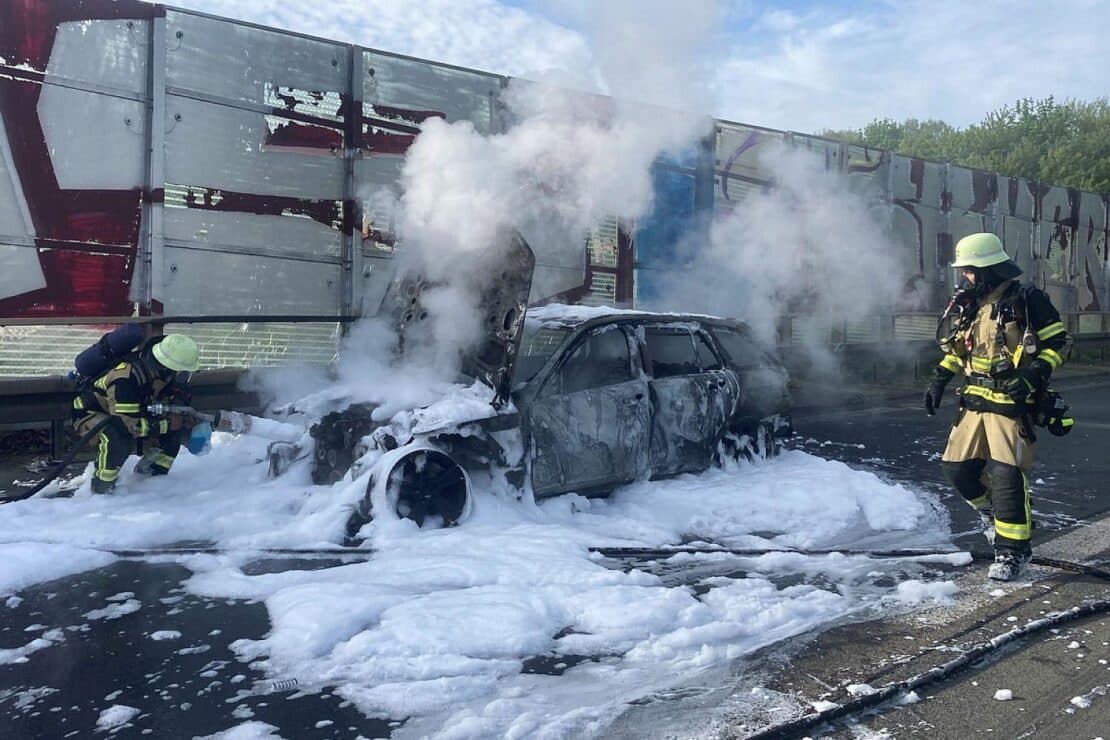 PKW-Brand auf der A46: Fahrer bleibt unverletzt