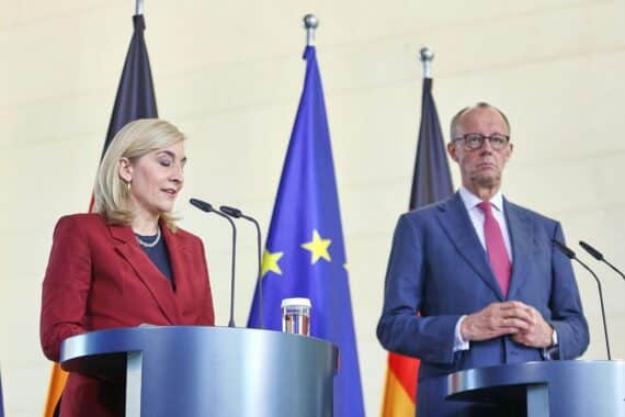 Nina Warken und Friedrich Merz bei einer Diskussion über die GKV-Reform in Berlin.