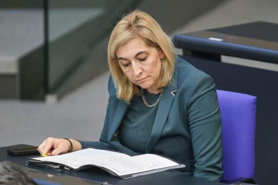 Nina Warken diskutiert Pflegereform mit höheren Kosten für Pflegeheimbewohner in Berlin.