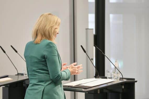 Nina Warken diskutiert Gesundheitsreform, betroffen: Ministerien, Parteien, Sozialverbände. Optimismus trotz Kritik.