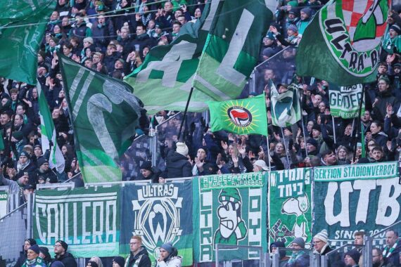 Polizei verstärkt Präsenz beim Risikospiel Werder Bremen gegen Hamburger SV, Sicherheitsvorkehrungen hoch.