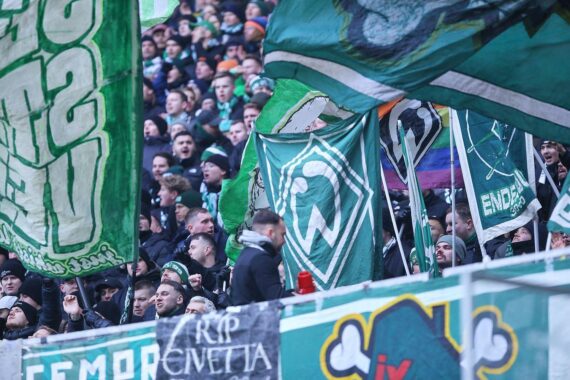 Fans zünden Pyrotechnik und feiern im Stadion beim Nordderby Werder Bremen gegen Hamburger SV.