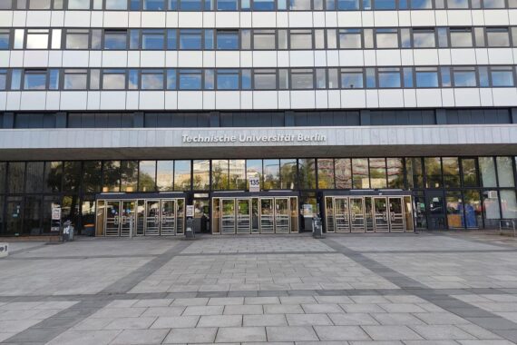 Baufällige Uni-Gebäude mit Wasserpfützen, Eimer und Absperrband – alarmierender Zustand der Berliner Hochschulen.