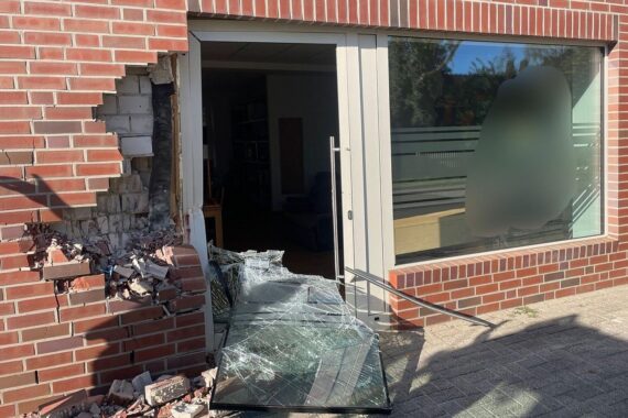Unfall mit Radlader: beschädigte Mauer, Polizei ermittelt, Fahrer unter Drogen, keine Lizenz.