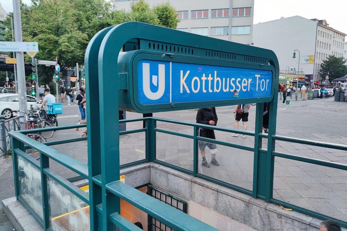 Raub und Pfefferspray-Angriff am U-Bahnhof Kottbusser Tor: Tatverdächtiger festgenommen