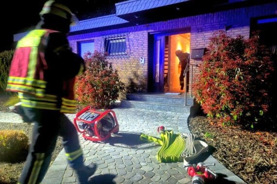 Feuerwehr im Einsatz, Rauchwarnmelder rettet Leben, Brandbekämpfung und Schadensbegrenzung in Sonsbeck.