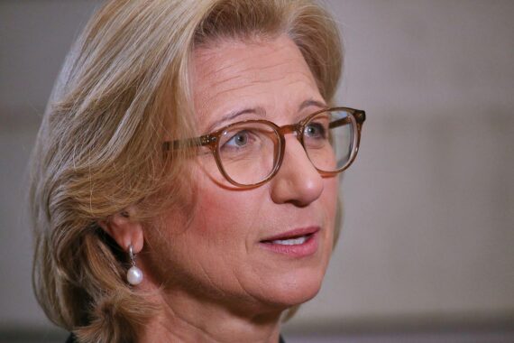 Anke Rehlinger spricht mit Bürgern beim Festival "hoch drei" in Schengen über europäische Themen.