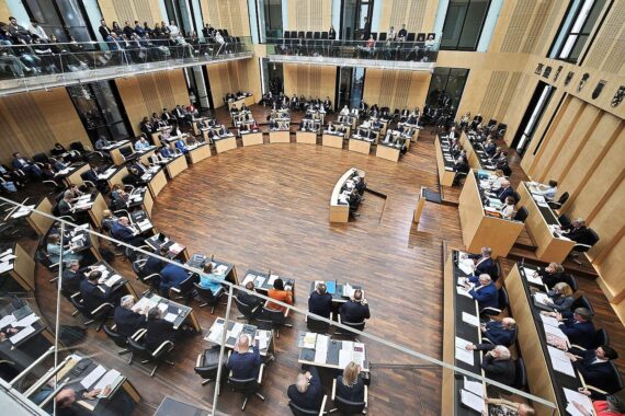 Ministerpräsidentin Rehlinger diskutiert Sondersitzung des Bundesrates zur Senkung der Mineralölsteuer.