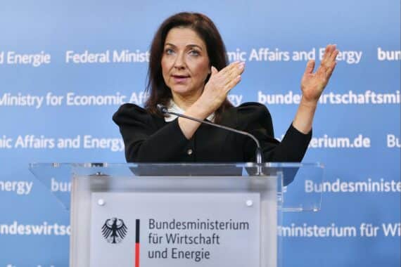 Katherina Reiche fordert umfassende Reformen für Deutschlands wirtschaftliche Zukunft und Wettbewerbsfähigkeit.