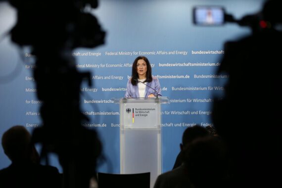 Katherina Reiche spricht über den neuen Industriestrompreis zur Entlastung von Unternehmen in Berlin.