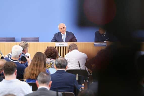 Reza Pahlavi spricht vor Journalisten über Iran und fordert westliches Engagement gegen das Regime.