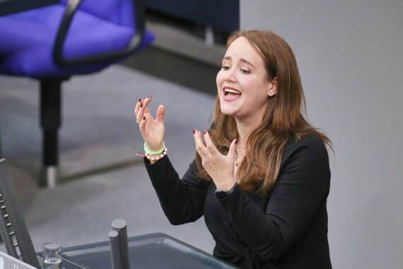 Ricarda Lang fordert sofortige finanzielle Entlastungen für Bürger in Zeiten wirtschaftlicher Unsicherheit.