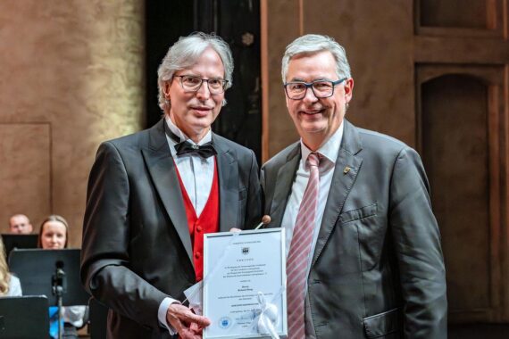 Roland Haug erhält Ehrentitel „Kreismusikdirektor“ bei der Musical-Gala des Kreisjugendorchesters.