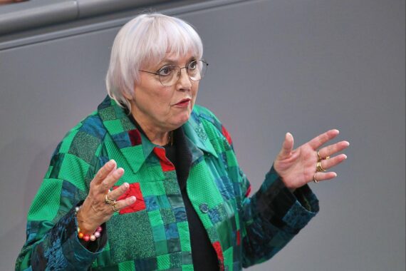Claudia Roth unterstützt Frauen in Trainerpositionen, insbesondere in der Männer-Bundesliga, für Gleichberechtigung.