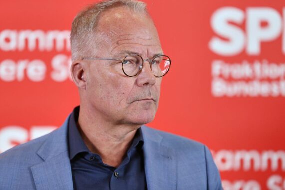 Matthias Miersch lächelnd, im Gespräch über Regierungskoalition zwischen SPD, CDU, Fortschritten und Herausforderungen.
