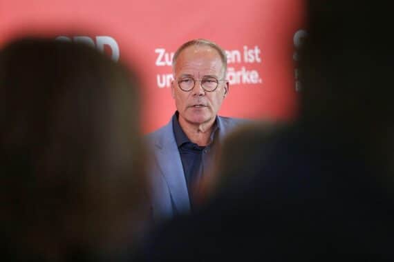 Matthias Miersch diskutiert neue Schuldenaufnahme zur Stabilisierung der Wirtschaft während der Iran-Krise.