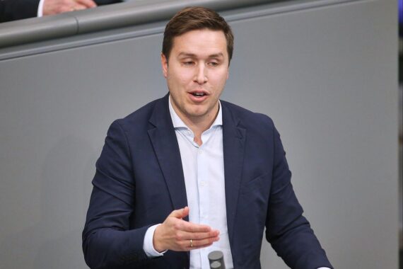 Esra Limbacher fordert Entlastungspaket für hohe Spritpreise, kritisiert langsame Entscheidungen der Regierung.