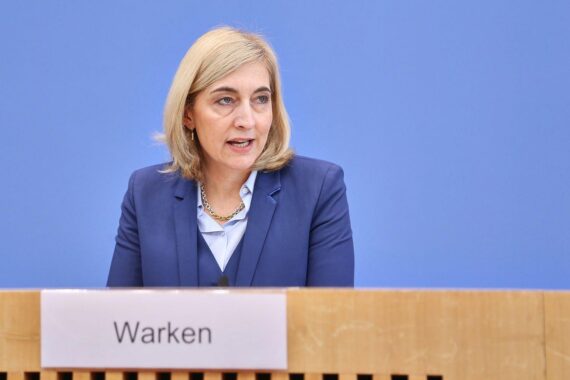 Gesundheitsministerin Warken bespricht Reformen, SPD fordert Ausgleich zwischen Einsparungen und Versichertenschutz.