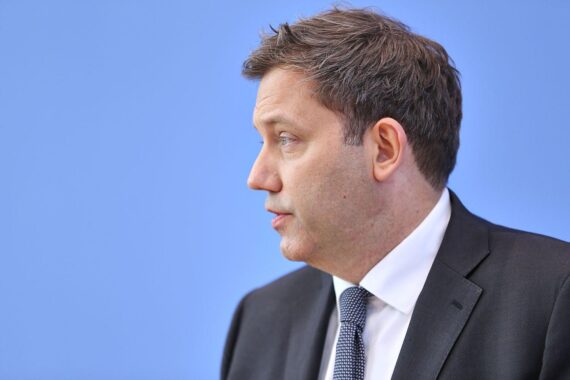 Lars Klingbeil diskutiert Haushaltskonsolidierung und klare Maßnahmen mit Wirtschaftsvertretern in Berlin.