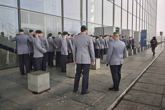 Bundeswehrsoldaten in Aktion, symbolisieren Sicherheit und internationale Zusammenarbeit in Krisengebieten.