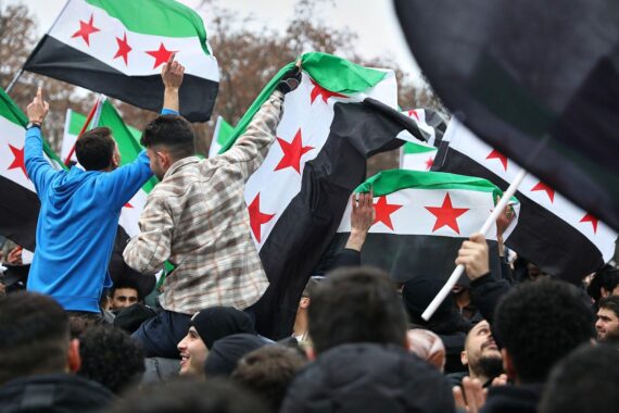 Syrische Flüchtlinge feiern den Sturz von Assad und diskutieren Rückkehrmöglichkeiten nach Syrien.