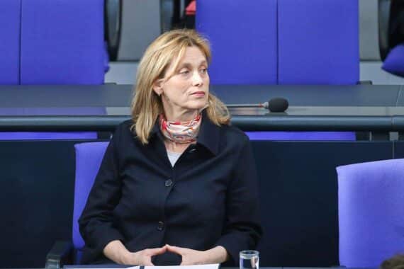 Karin Prien im Fokus: Kontroversen um Programm "Demokratie leben" und Kritik der SPD.