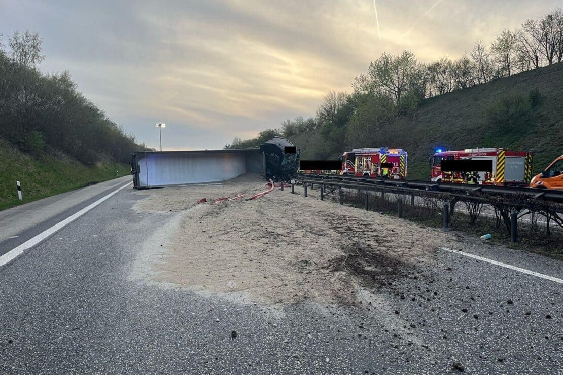 Sattelzug mit Sand kippt nach Reifenplatzer auf A38 bei Leinefelde-Worbis um