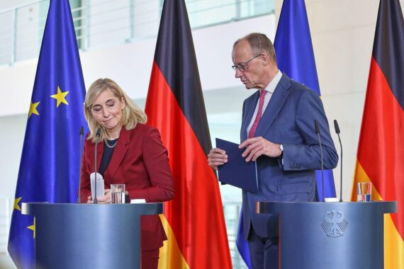 Nina Warken und Friedrich Merz diskutieren Gesundheitsreform vor dem Kanzleramt in Berlin.