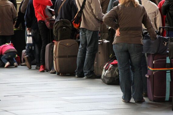 Digitaler Check-in am Flughafen, der Wartezeiten reduziert und Effizienz steigert.