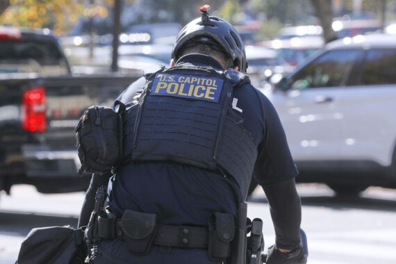 Polizei und Chaos beim Korrespondentendinner in Washington D.C., nach Schüssen während Veranstaltung.