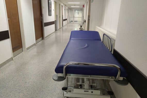 Krankenhausaufnahme mit Fokus auf Frauengesundheit und Schwangerschaftsabbrüchen, symbolisiert durch medizinische Ausstattung.