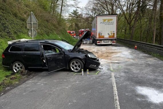 Unfallstelle auf der L255: beschädigter Lkw, schwer verletzter Pkw-Fahrer, ausgelaufener Diesel.